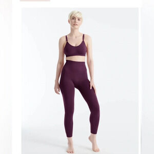 Knix Good to Go Seamless Legging. Burgundy color  size small